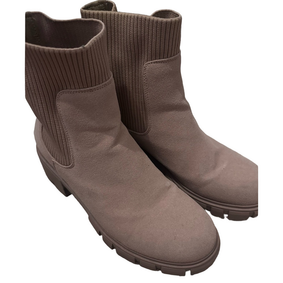 Shoes - Women's Nude Chelsea Boots Size 9